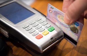 Jövőre is maradhat az érintéses kártyás fizetéseknél a PIN-kód nélküli 15 ezer forintos értékhatár