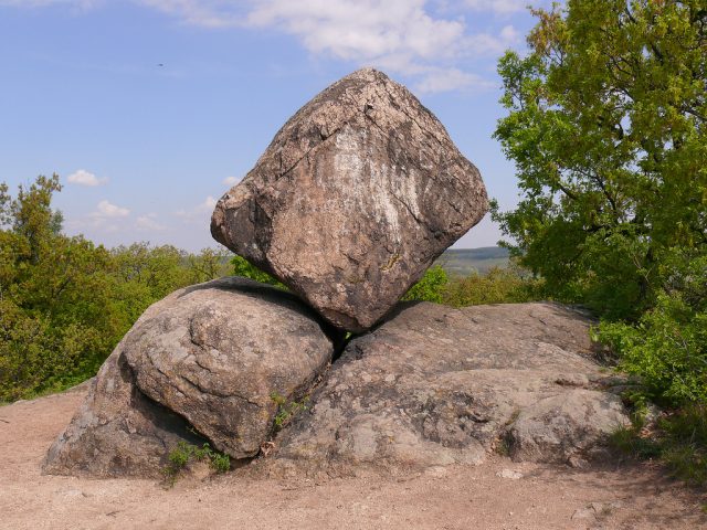Pákozdi-ingókövek_-_Kocka-kőWikipCIKK