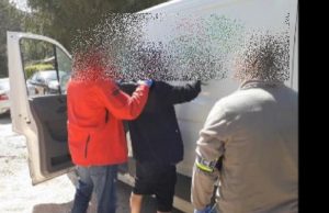 Nem csak a csomagokat, a kábítószert is kézbesítette – Videóval