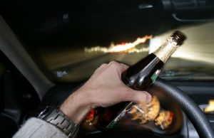 Egyik így, másik úgy – Ittasan, jogosítvány nélkül, lejárt műszakival…