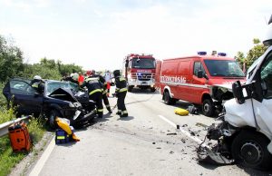 Tűzoltók mentették ki a sofőrt a 81-es főúton – Képek