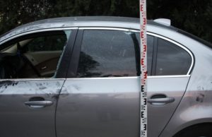 Motort és autókat rongált