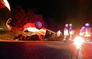 Tetejére borult egy autó Alcsútdoboznál