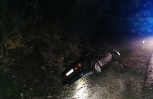 Árokba hajtott egy autó Gántnál