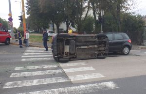 Felborult egy autó Székesfehérváron