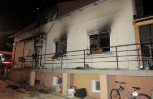 Letartóztatásban maradhat a mozgásképtelen párjára a házat rágyújtó nő