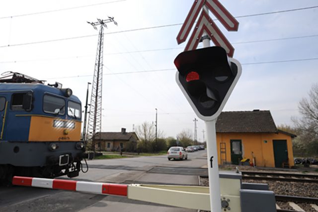 Szeged - Rendező MÁV vasúti átjáró Fotó Schmidt A
