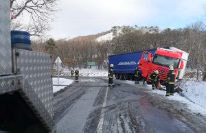 Kamion csúszott árokba Csákvár közelében