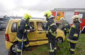 Feszítővágóval avatkoztak be a tűzoltók az 1-es főúton