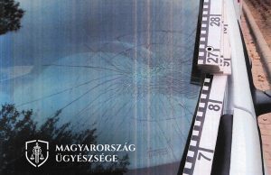 Büntetőfékezett, megütötte a sofőrt, majd betörte a szélvédőjét