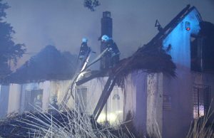 Horgászház tetőszerkezete borult lángba Székesfehérvárnál a 81-es főút mellett