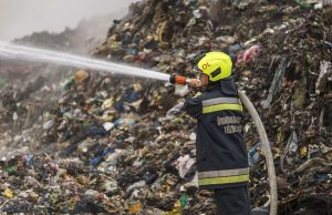 Tűz van az Oroszlány és Pusztavám közti hulladéktelepen – Frissítve