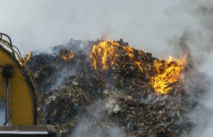 Képek és videó az oroszlányi szeméttelepen keletkezett tűzesetről