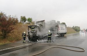 Kamion égett az M1-es autópályán Bicskénél