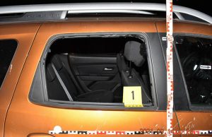 Motorkerékpárt és személygépkocsit rongált