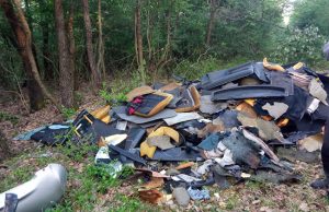 Illegálisan lerakott hulladékot számoltak fel Csákvár mellett