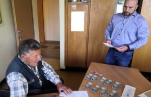 A nő megtalálta, a férfi elrakta, a rendőrök visszaadták