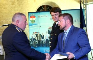 Rendőr kapott kitüntetést a horgászoktól