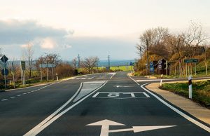 Autóbusz és személyautó karambolozott a 81-es főúton – Frissítve