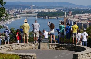Munkaerőhiány a turizmusban: eddig idegen megoldásokkal barátkozik a szakma