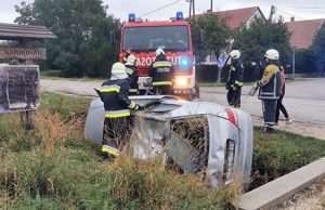 Árokba borult egy autó Csákváron