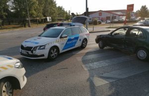 Rendőrök elől menekült, rendőrautónak ütközött
