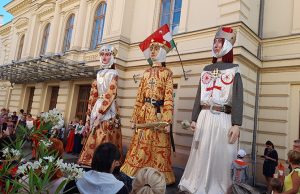 Utoljára vonulnak az óriásbábok a Királyi Napok előtt Székesfehérváron