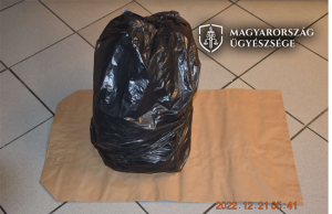Meglátta a rendőröket, utcára dobta a kábítószert