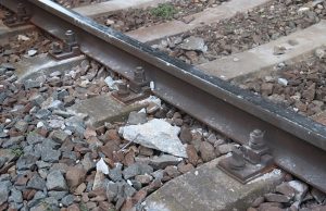 Betonelemeket pakoltak a sínekre…