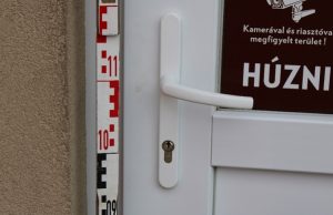 Késsel ment a bevételért a dohányboltba